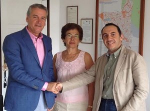 Ο Ε. Θωμόπουλος, διευθύνων σύμβουλος της ΑΘΗΝΑΪΚΗΣ MEDICLINIC και ο Σ. Πανάς, δήμαρχος Βάρης-Βούλας-Βουλιαγμένης, με την ασφαλιστική σύμβουλο Β. Βιτάλη-Τσελαλίδου, που διαμεσολάβησε για τη συνεργασία.
