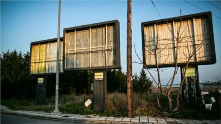Το δημόσιο αποζημιώνει για θανατηφόρο τροχαίο, μετά από πρόσκρουση σε διαφημιστική πινακίδα